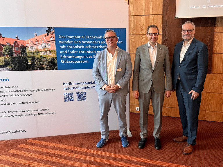 Foto: (v.l.n.r.) Symposiumsleiter Dr. Udo Schneider und Prof. Jens Schmidt sowie Roy J. Noack begrüßen die Teilnehmenden.