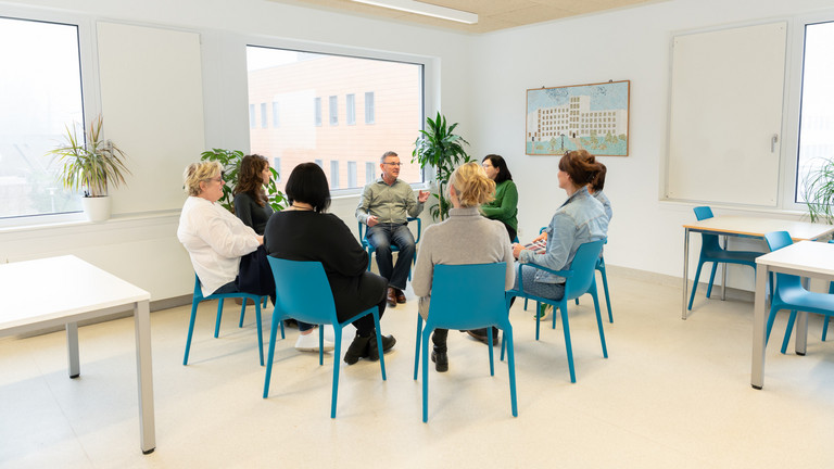 Gruppentherapie - Gruppe sitzt in Kreis auf Stühlen - Psychotherapie - Zentrum für seelische Gesundheit Gruppentherapie - Gruppe sitzt in Kreis auf Stühlen - Psychotherapie - Zentrum für seelische Gesundheit