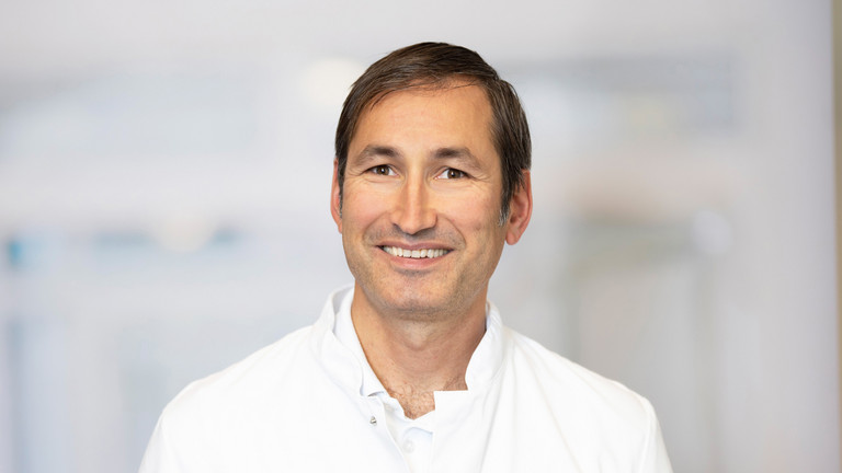 Portraitbild von Dr. Oskar Rückbeil zum Wechsel in der Leitung der Allgemein- und Viszeralchirurgie der Immanuel Klinik Rüdersdorf