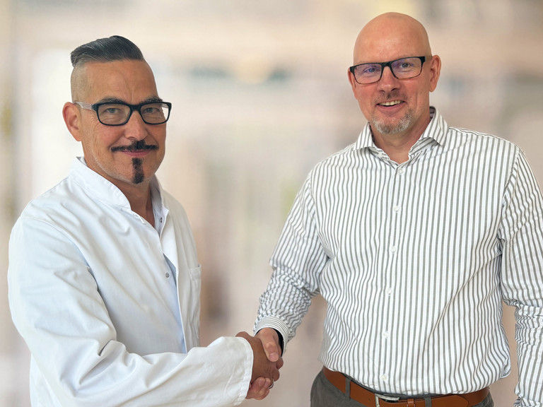 Neuer Chefarzt der Allgemein- und Viszeralchirurgie Dr. med. Jens Burghardt mit Klinik-Geschäftsführer Frank Volkmer Neuer Chefarzt der Allgemein- und Viszeralchirurgie Dr. med. Jens Burghardt mit Klinik-Geschäftsführer Frank Volkmer