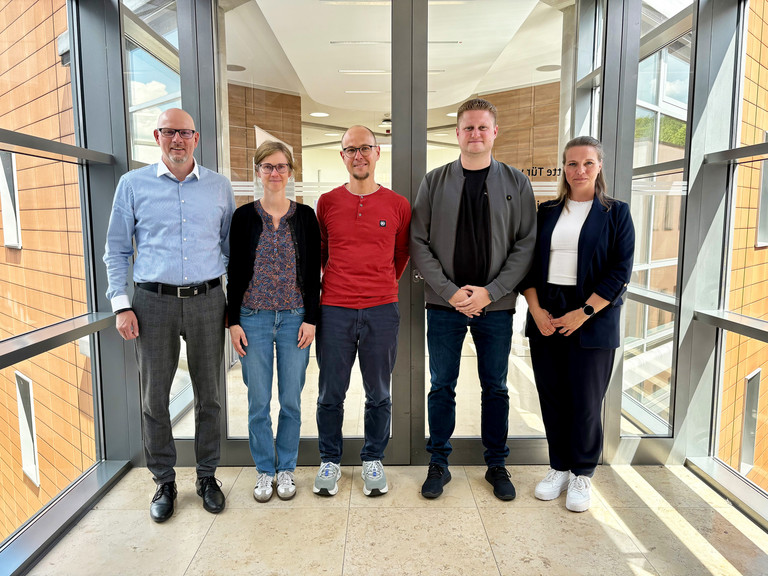 Von links nach rechts stehen Frank Volkmer, Michelle Geigenmüller, Alexander Reetz, Nico Nolte und Dr. Lydia Stübler nebeneinander in einem Gang in der Immanuel Klinik Rüdersdorf Von links nach rechts stehen Frank Volkmer, Michelle Geigenmüller, Alexander Reetz, Nico Nolte und Dr. Lydia Stübler nebeneinander in einem Gang in der Immanuel Klinik Rüdersdorf
