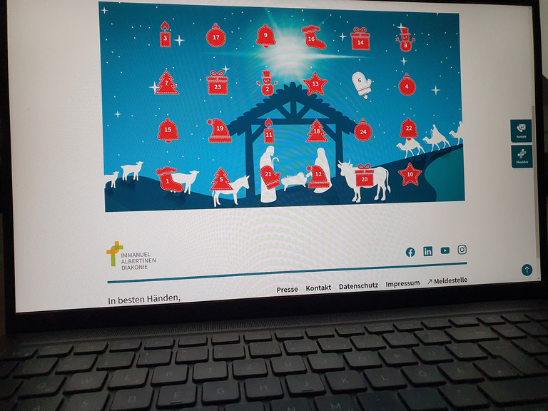 Bildschirm eines Notebooks mit geöffneter Internetseite Online-Adventskalender der Immanuel Albertinen Diakonie