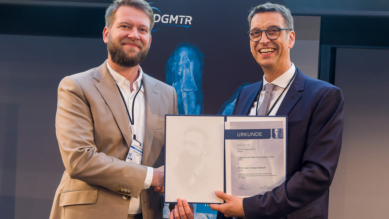 PD Dr. med. Torsten Diekhoff (links) mit Prof. Dr. med. Michael Uder bei der Preisverleihung für den Eugenie-und-Felix-Wachsmann-Preis 2025 der Deutschen Röntgengesellschaft, Immanuel Klinik Rüdersdorf, Immanuel Albertinen Zentrum für Radiologie PD Dr. med. Torsten Diekhoff (links) mit Prof. Dr. med. Michael Uder bei der Preisverleihung für den Eugenie-und-Felix-Wachsmann-Preis 2025 der Deutschen Röntgengesellschaft