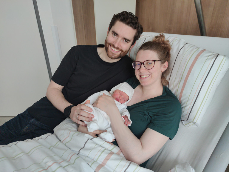 Das glückliche Elternpaar mit dem kleinen James Alexander Carroll