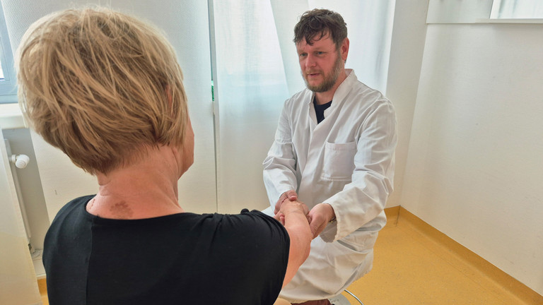 Patientin und Arzt während der ALS-Sprechstunde in der Immanuel Klinik Rüdersdorf Patientin und Arzt während der ALS-Sprechstunde in der Immanuel Klinik Rüdersdorf